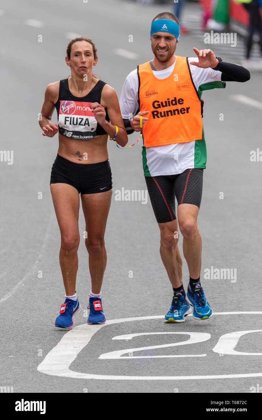 Maria Fiuza Rennen beim Virgin Money London Marathon 2019 in der Nähe der Tower Bridge, London, Großbritannien Stockfoto