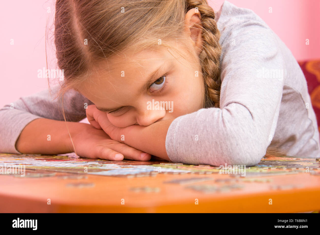 Das Mädchen war sehr müde, ein Bild aus Rätsel montieren Stockfoto