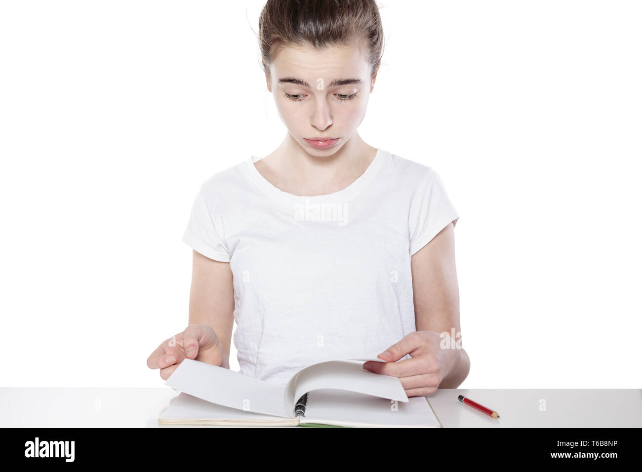 Teenager-Mädchen ist überwältigt von ihrer Hausaufgaben Stockfoto