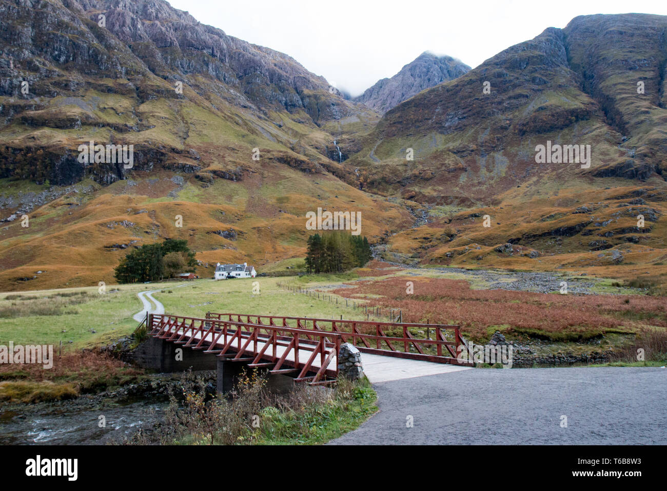Eine Brücke zu einem Cottage am Fuße der schottischen Hügel Stockfoto