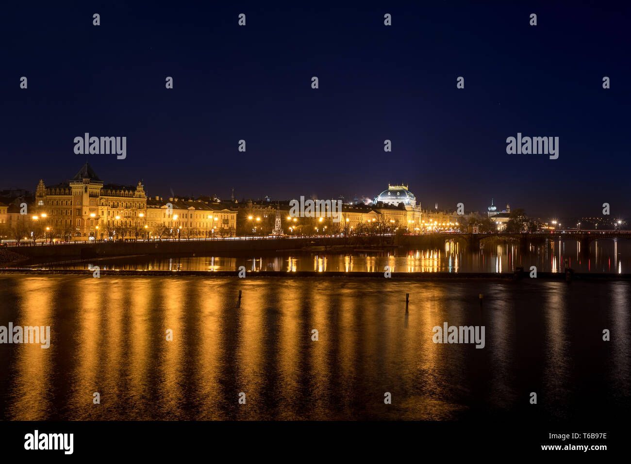 Nacht Foto der Prager Altstadt (SMETANOVO NABREZI) Stockfoto