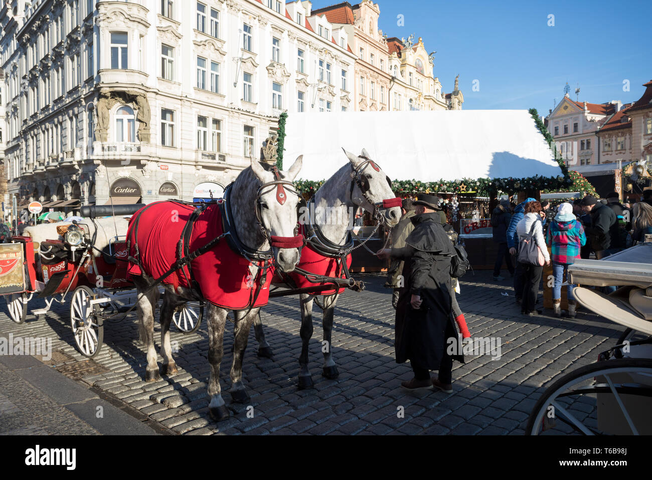 Pferdekutschen warten auf Touristen auf Weihnachten Old Town Square Stockfoto