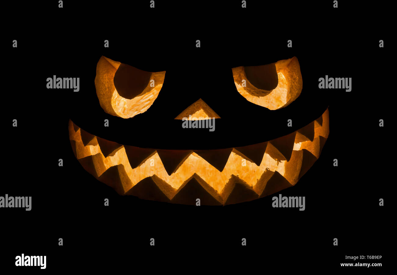 Halloween Kürbis in dunklen Farben auf schwarzem Hintergrund Stockfoto