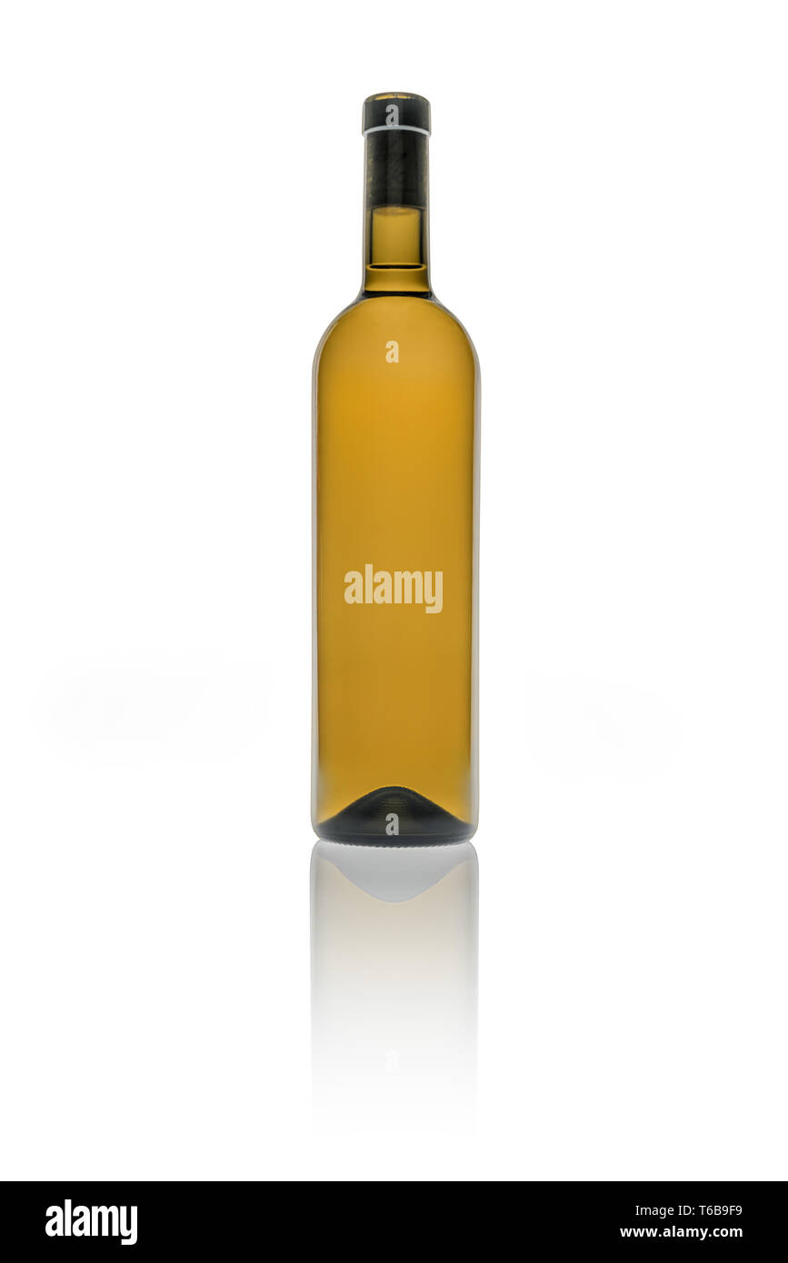 Leere Flasche Wein in brauner Farbe auf weißem Hintergrund Stockfoto