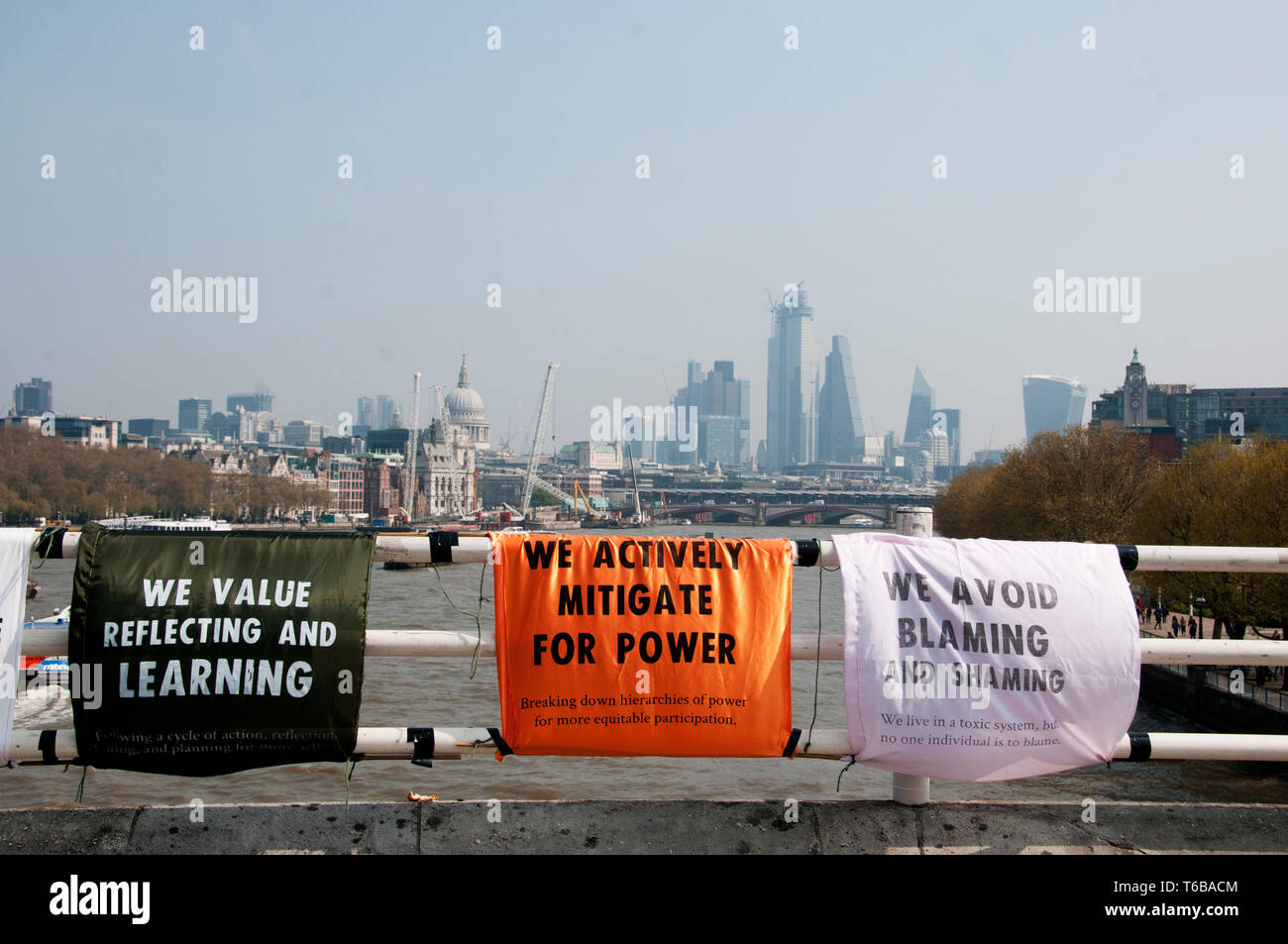 Aussterben Rebellion Protest, London. Waterloo Bridge. Flaggen auf der Brücke erklären, die Ethik der Rebellion. Stockfoto