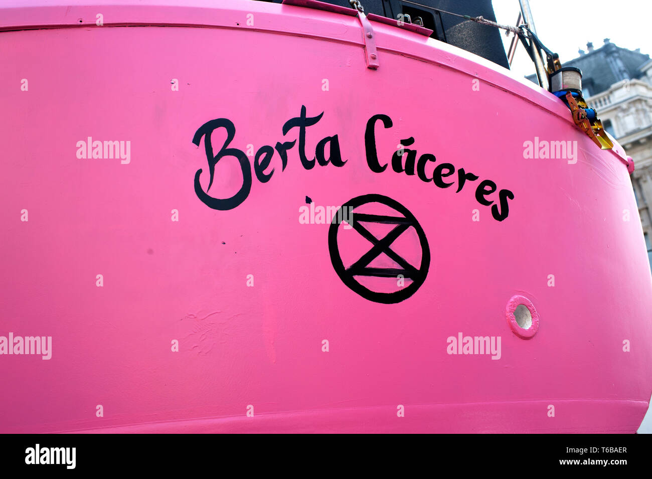 Aussterben Rebellion Protest, London. Oxford Circus. Bertha Carceres, die Rosa Boot, benannt nach dem ermordeten Honduranischen Umweltaktivist, mit ' Stockfoto