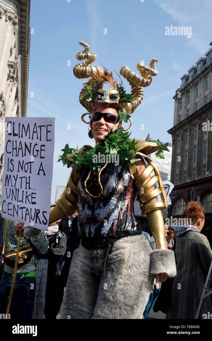 Aussterben Rebellion Protest, London. Oxford Circus. Eine Person gekleidet wie ein Kentaur mit einem Plakat: "Der Klimawandel ist nicht ein Mythos...'. Stockfoto