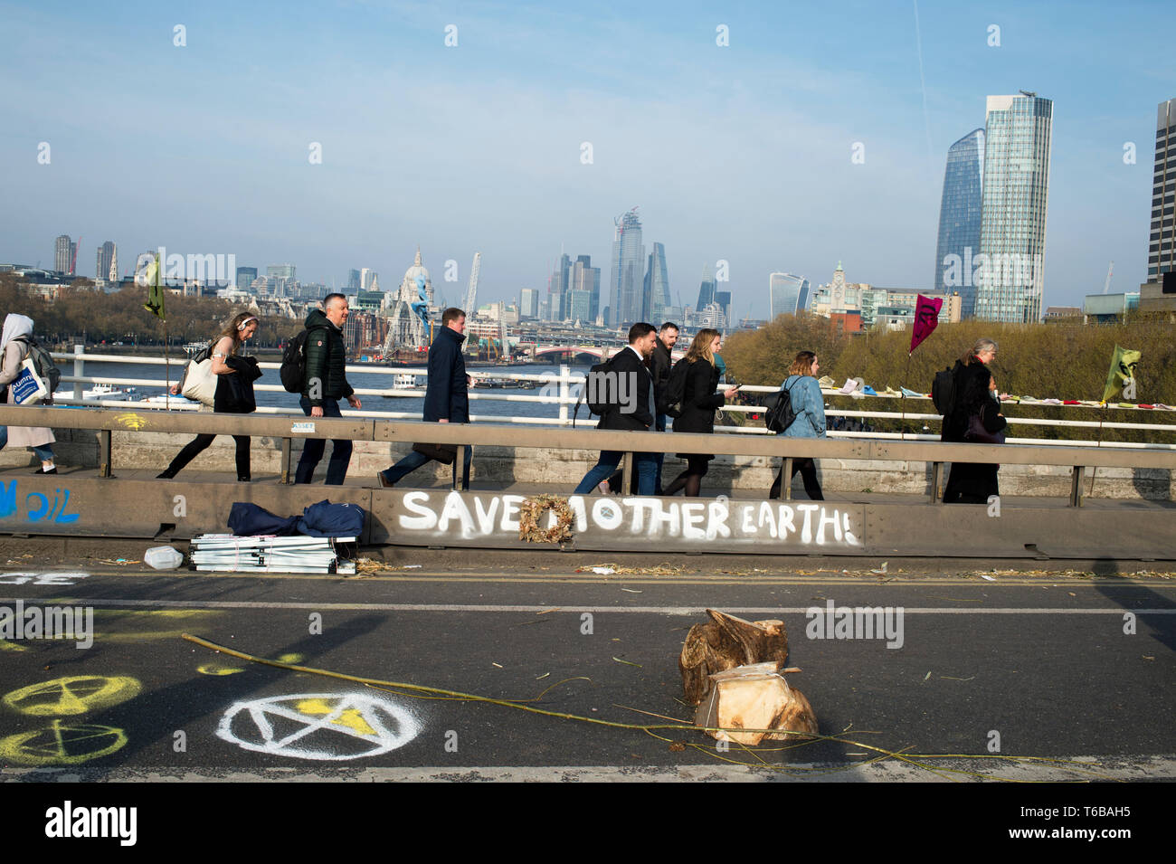Aussterben Rebellion Protest, London. Waterloo Bridge. Pendler gehen über die Brücke für den Verkehr gesperrt, die von der XR protestieren. Stockfoto