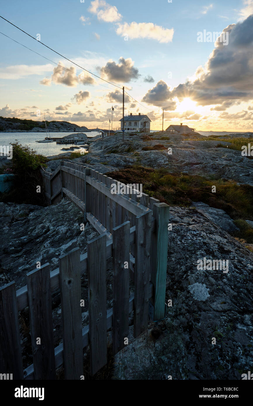 Ein einsamer Sommerhaus an der schwedischen Küste bei Marstrand Schweden an der felsigen Küste Bohuslan bei Sonnenuntergang. Stockfoto