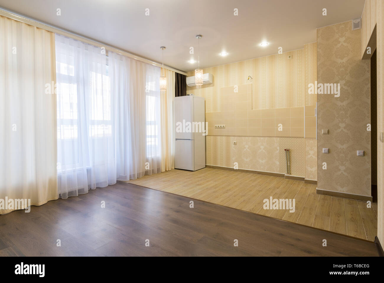 Interieur renoviert Küche kombiniert mit einem Wohnzimmer, unmöbliert Stockfoto