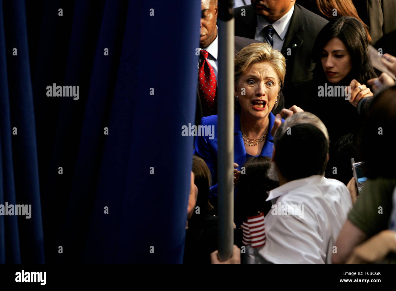 Präsidentschaftskandidaten Hillary Clinton hält ihren Sieg Rede am Baruch College nach South Dakota, applaudieren Obama für Montana aber noch nicht zugestehen. Eine letzte Bemerkung, bevor er hinter dem Vorhang. Stockfoto