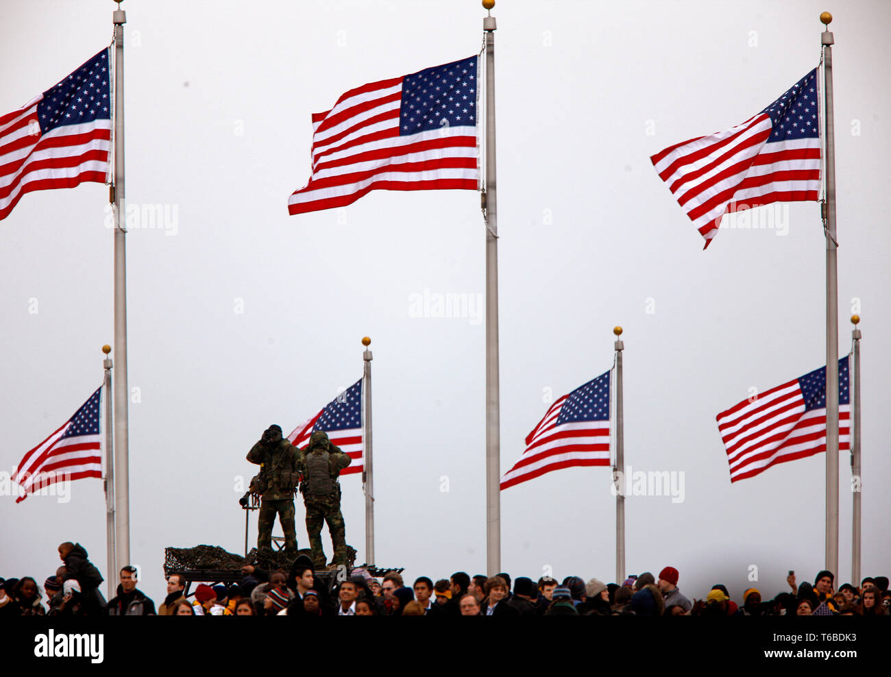 Die Vorbereitungen für die Präsidentschaftswahlen Einweihung. Secret Service Counter Sniper Team überwacht die Menge beobachten das kostenlose Konzert im Lincoln Memorial. Stockfoto