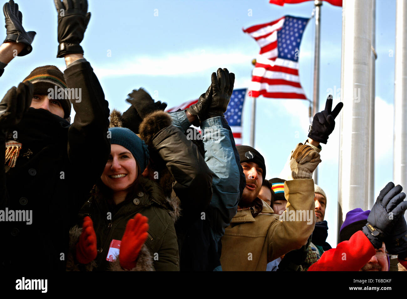 Die Eröffnung der 44. Präsident der Vereinigten Staaten. Amanda Stein, Megan Auburn, George Jünger, David Pinskey, Ilene Tran, Christine Tran und Akisan Gupta Anfeuern als Präsident Barack Obama seine Rede hält. Stockfoto