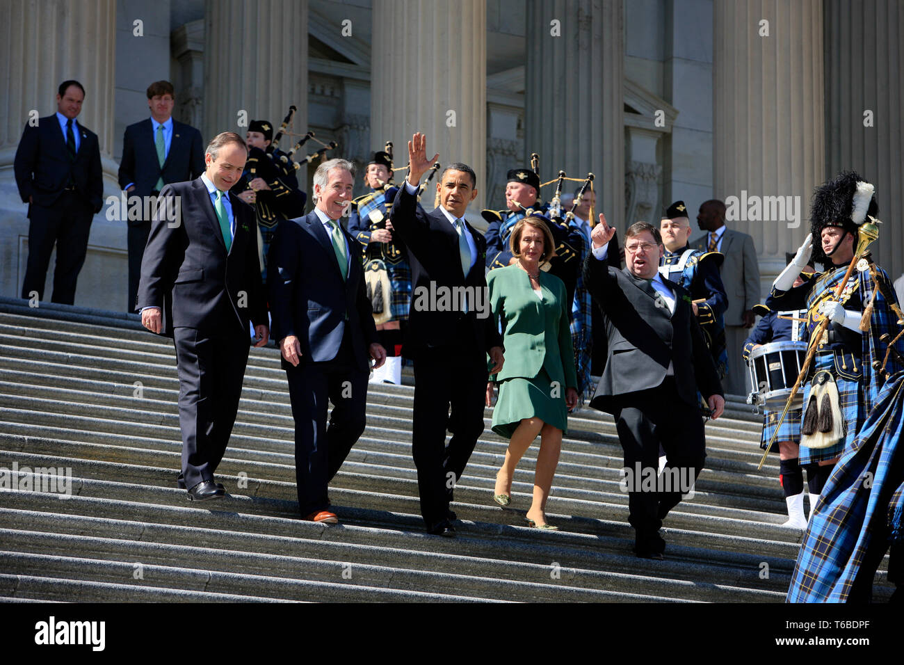 Sprecher Nancy Pelosi und 44. Präsident der Vereinigten Staaten, Barack Obama, melden sie an der Treppe des US Capitol am St. Patricks Day nach der Befestigung des Obamacare Rechnung. Stockfoto
