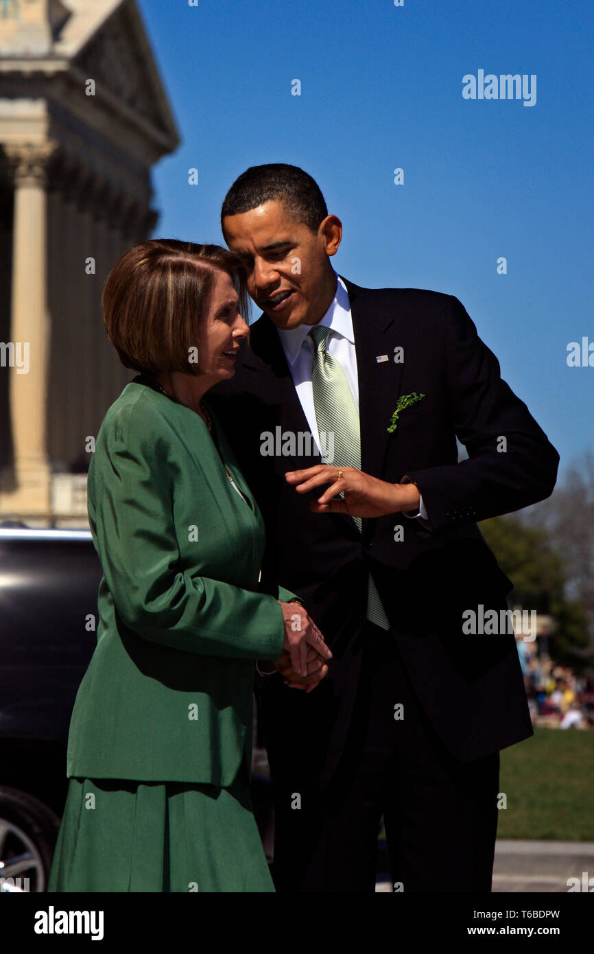 Sprecher Nancy Pelosi und 44. Präsident der Vereinigten Staaten, Barack Obama, melden sie an der Treppe des US Capitol am St. Patricks Day nach der Befestigung des Obamacare Rechnung. Stockfoto