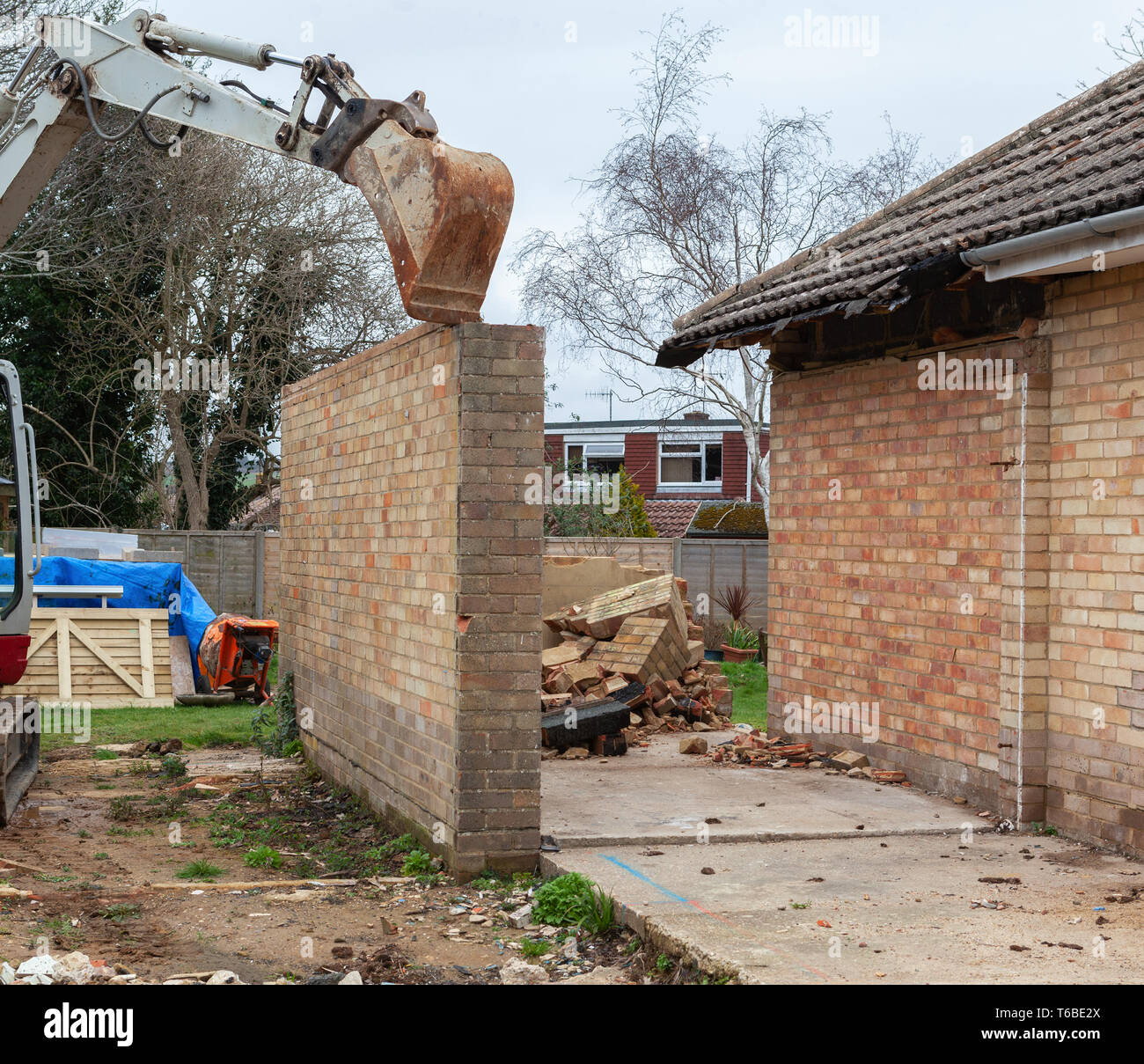 Abriss und Neubau der Garage in den Garten, Bagger, selektiven Fokus Stockfoto