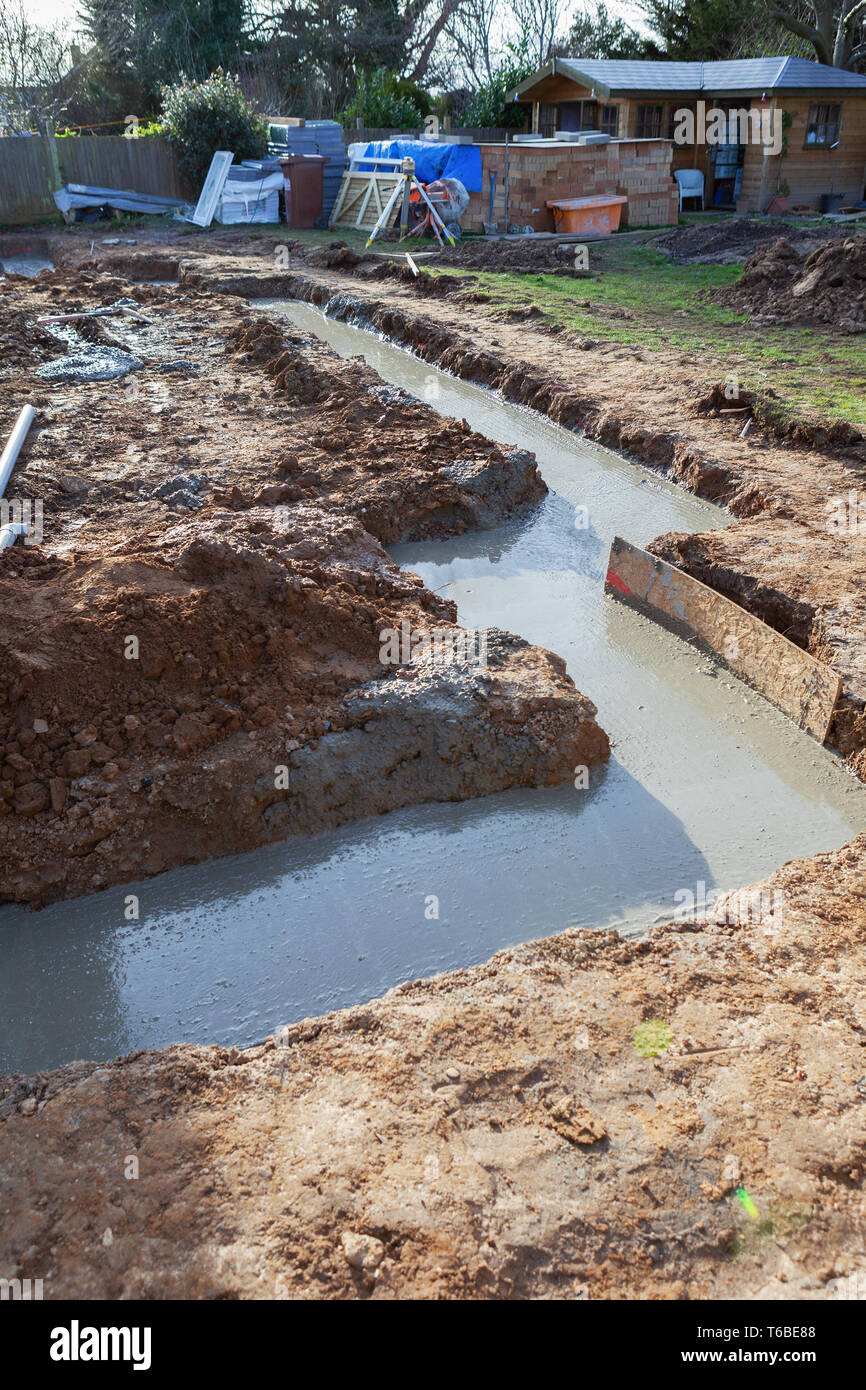 Gegrabene Gräben gefüllt mit Beton, die Vorbereitung der Grundlagen für die Mauern um das Haus herum, selektiven Fokus Stockfoto