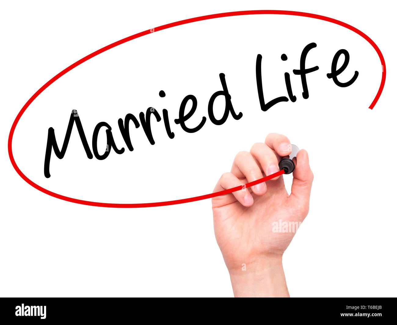 Mann Hand schreiben Eheleben mit schwarzem Marker auf visuelle Bildschirm Stockfoto