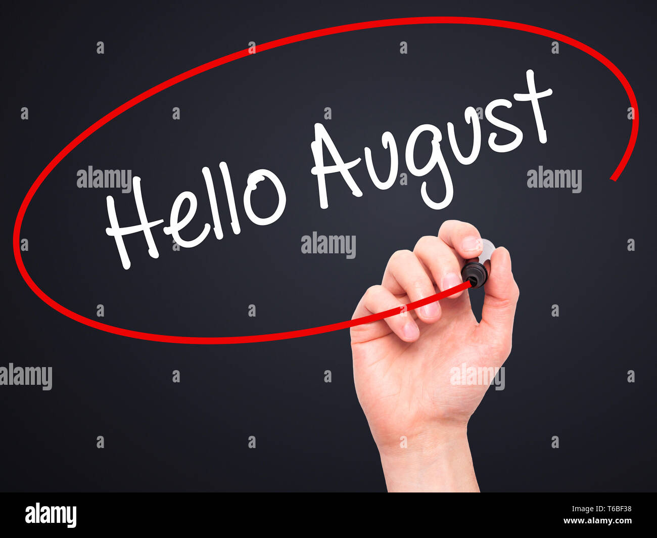 Mann Hand schreiben Hallo August mit schwarzem Marker auf visuelle Bildschirm Stockfoto