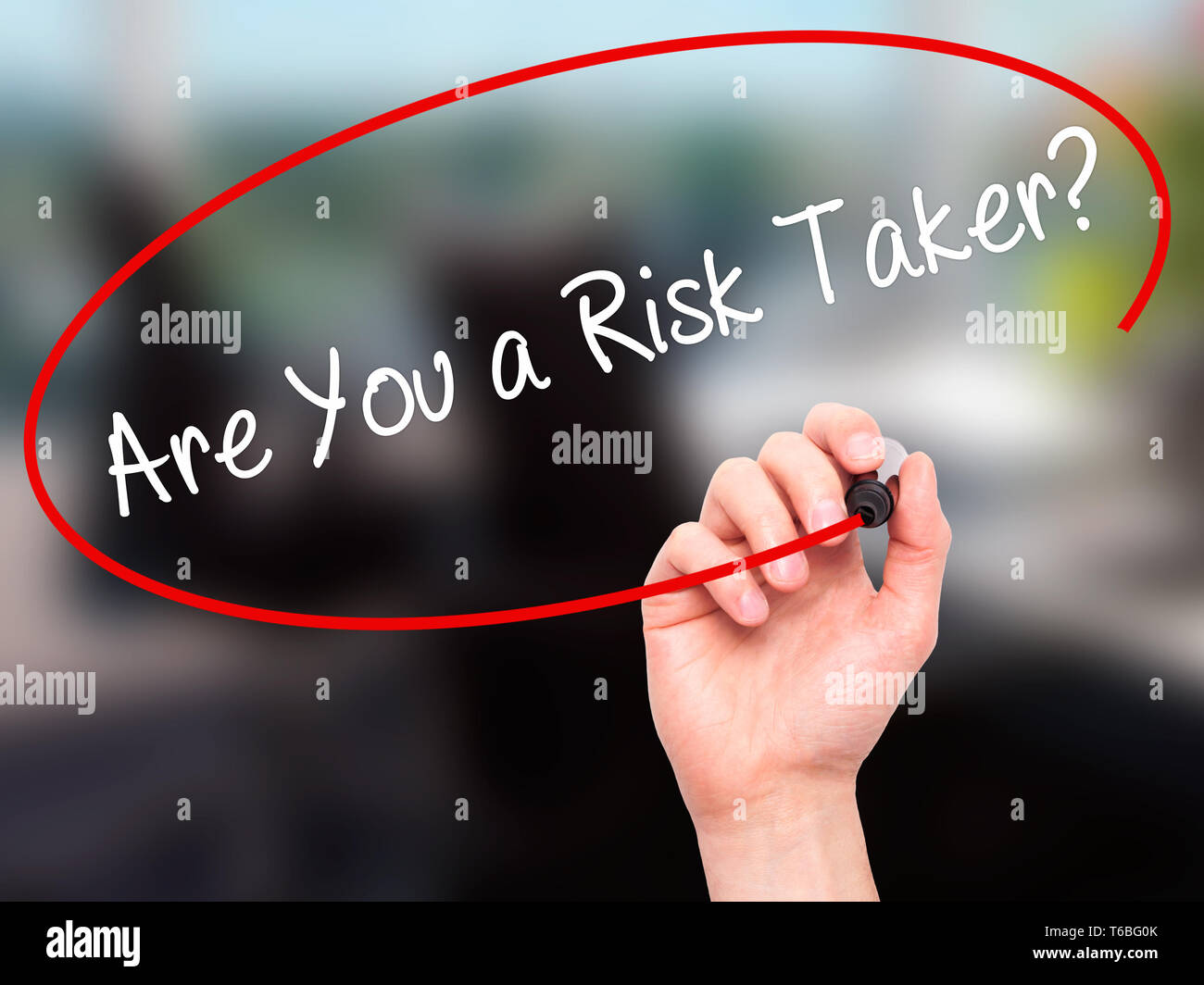 Mann Hand schreiben Sie sind Risikofreudig? Mit schwarzem Marker auf visuelle Bildschirm Stockfoto