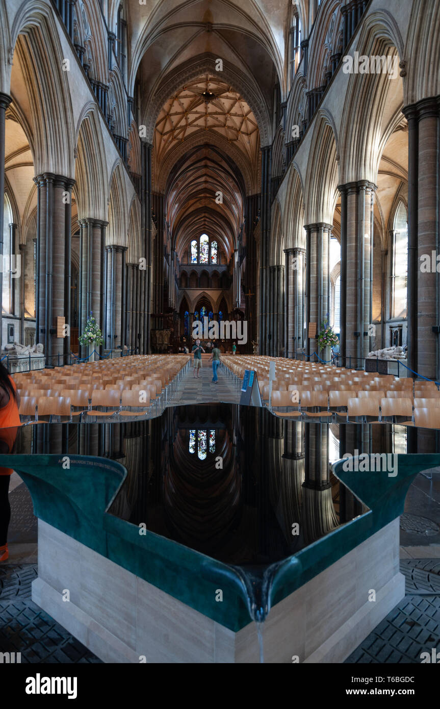 Innenansicht der Kathedrale Kirche der Seligen Jungfrau Maria mit dem Taufbecken, Salisbury, Wiltshire, England, Großbritannien Stockfoto