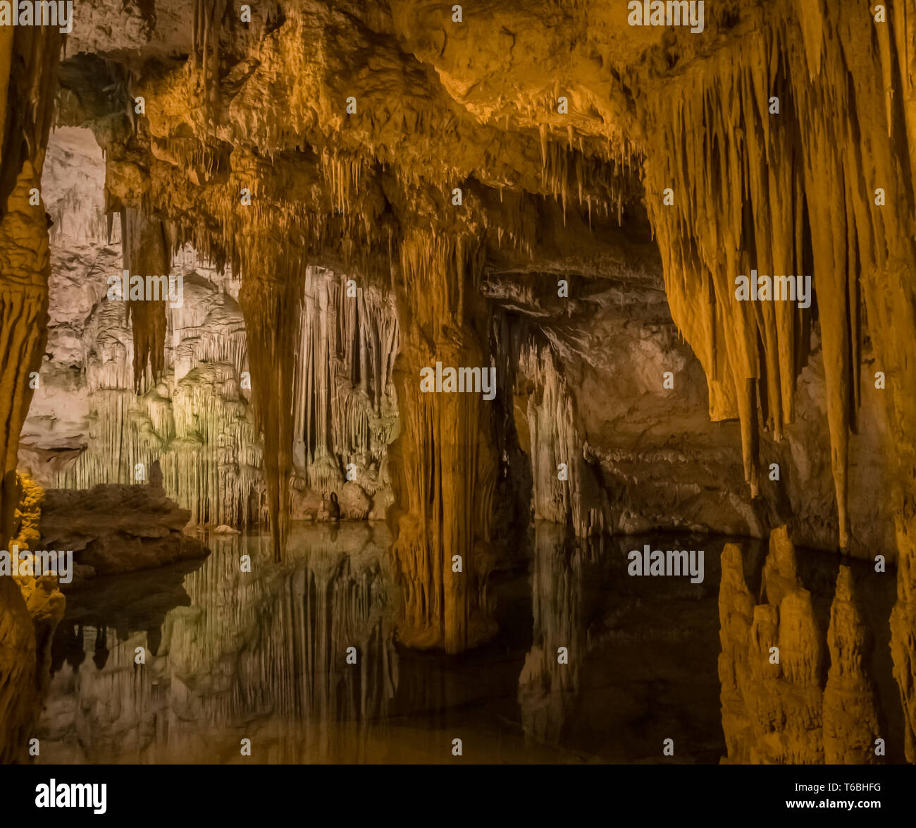 Neptuns Grotte (Grotta di Nettuno) Eine natürliche Tropfsteinhöhle in der Nähe von Alghero, Sardinien, Italien. Zugänglich, wenn die Gewässer ruhig sind durch eine steile Treppe Stockfoto
