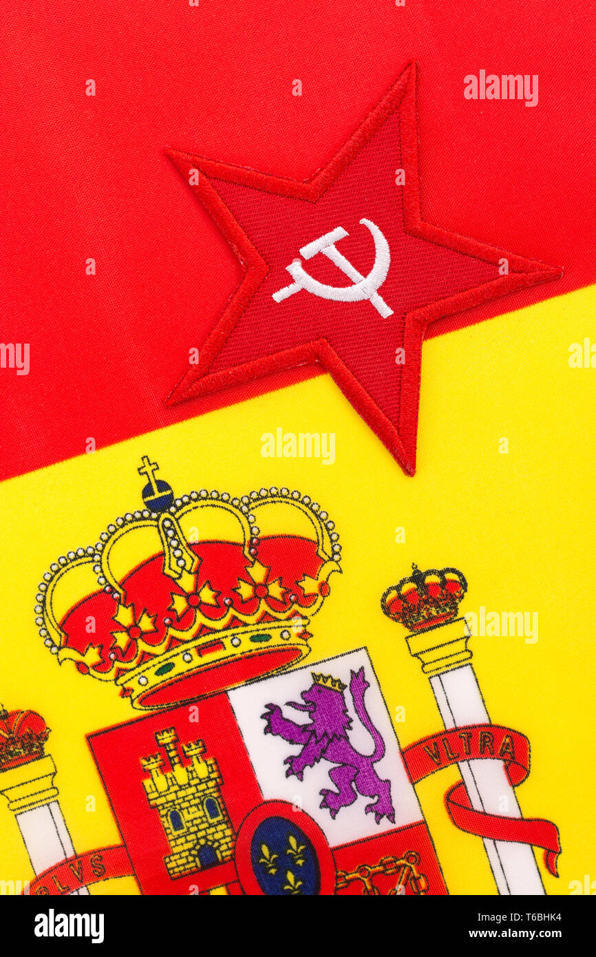 Roter Sternhammer und Sichelabzeichen mit spanischer Flagge. Für den sozialistischen Sieg der spanischen Parlamentswahl 2019. Spanische Kommunisten Hammer & Sichel, roter Stern Stockfoto