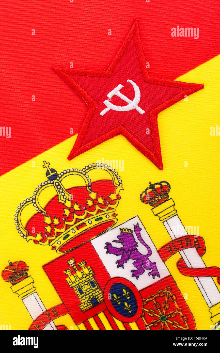 Roter Sternhammer und Sichelabzeichen mit spanischer Flagge. Für den sozialistischen Sieg der spanischen Parlamentswahl 2019. Spanische Kommunisten Hammer & Sichel, roter Stern Stockfoto