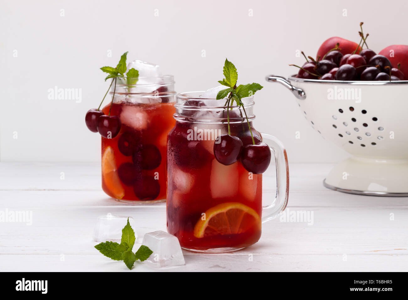 Detox aromatisiertes Wasser hineingegossen Stockfoto