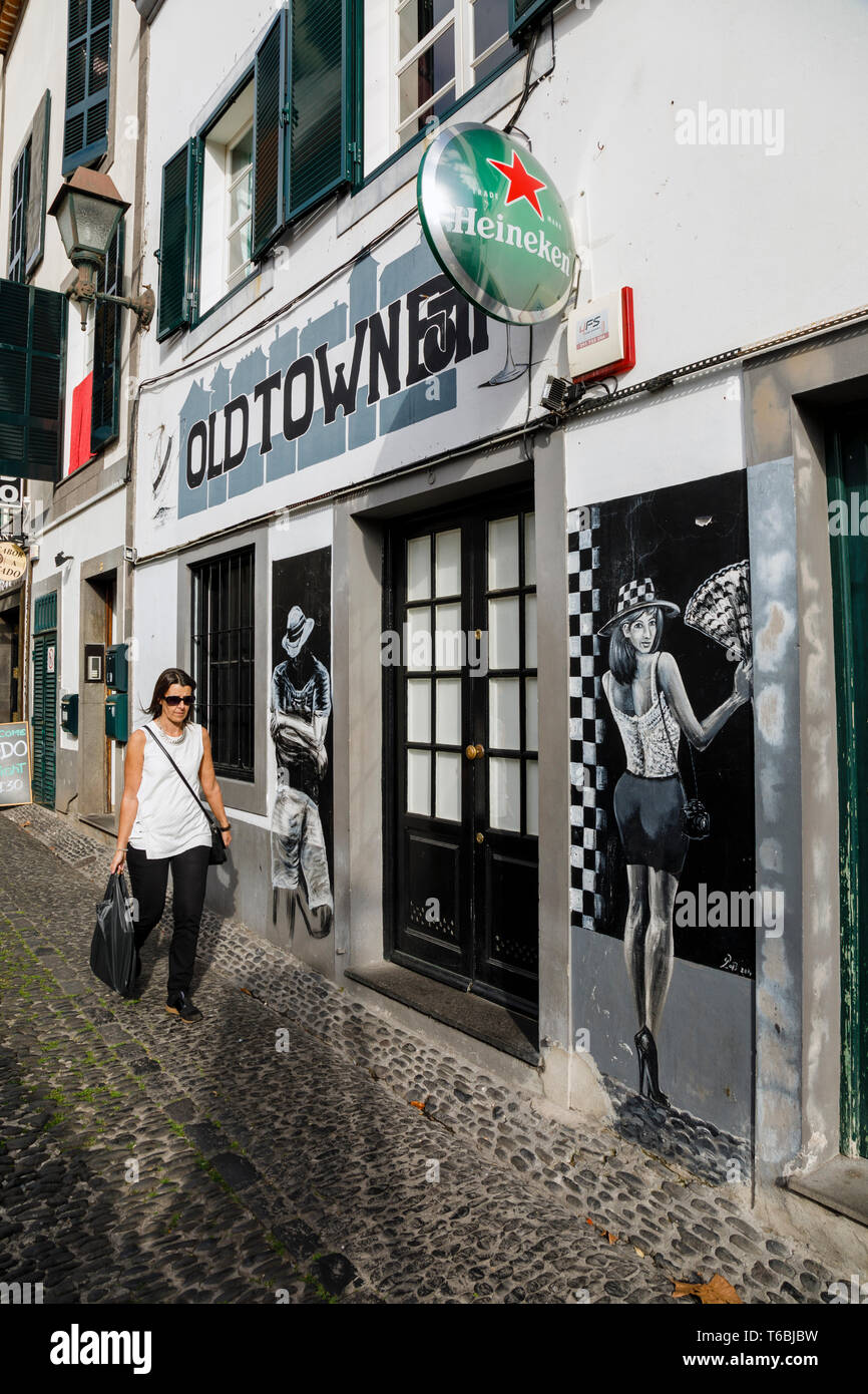Wandbilder als Teil der Kunst der offenen Türen Projekt in der Zona Velha (Altstadt) Fläche von Funchal, Madeira lackiert Stockfoto