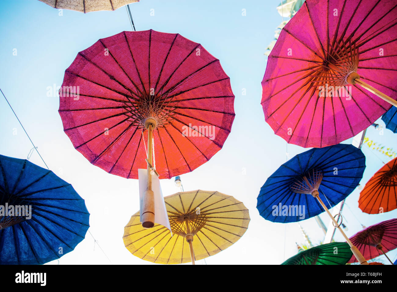 Regenschirme im Tempel auf den Himmel von Thailand hängen. Stockfoto