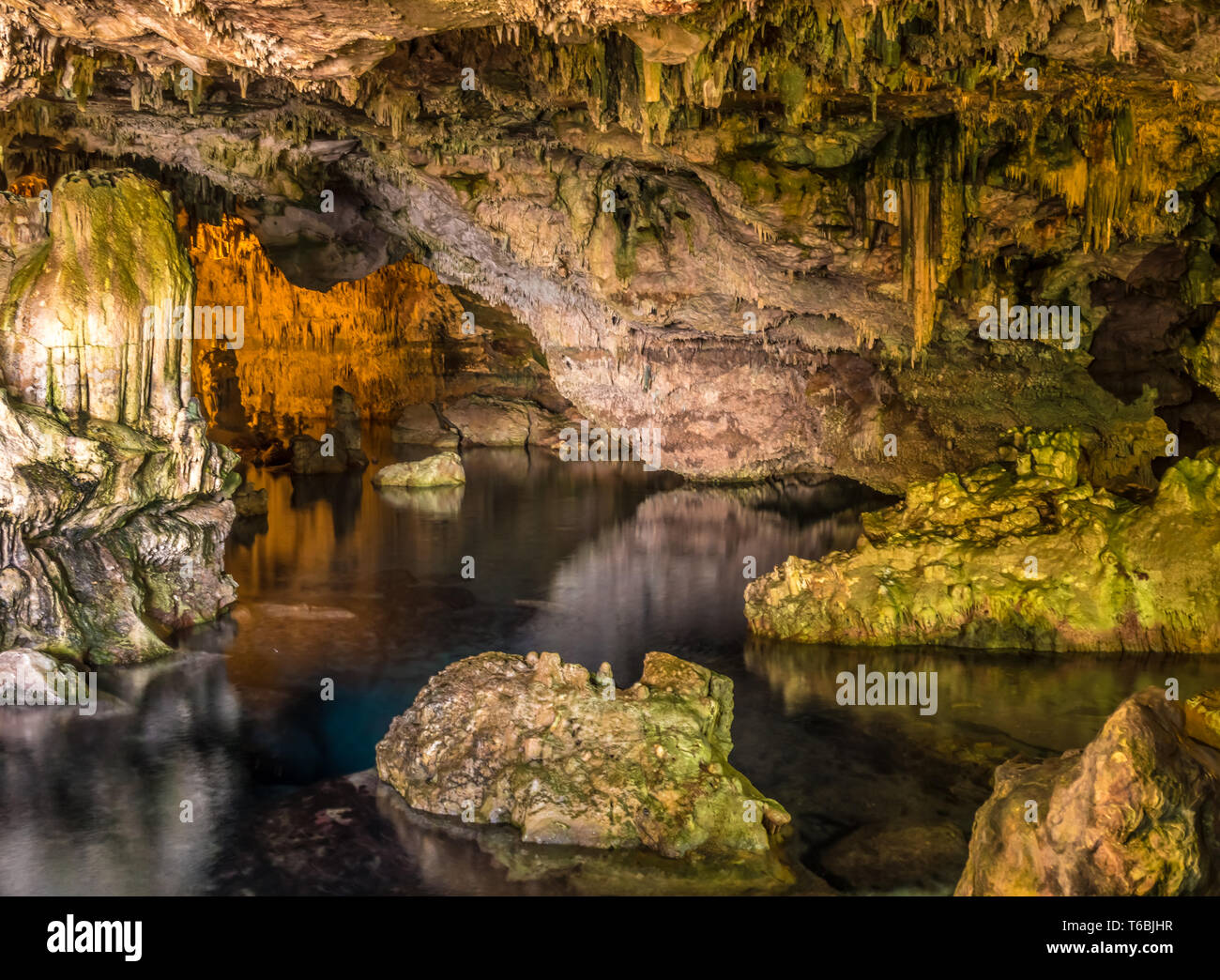 Neptuns Grotte (Grotta di Nettuno) Eine natürliche Tropfsteinhöhle in der Nähe von Alghero, Sardinien, Italien. Zugänglich, wenn die Gewässer ruhig sind durch eine steile Treppe Stockfoto