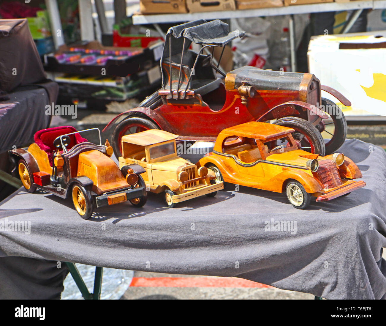 Eine Sammlung von Oldtimer Modelle zu verkaufen an der geöffneten Luft Riesen Flohmarkt in München, Deutschland. Finden Sie alles für jedes Budget Stockfoto