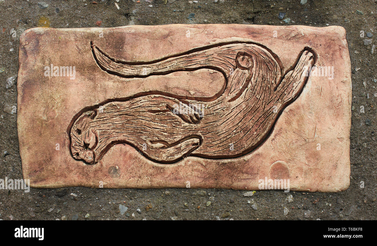 Dekorative Keramik, verspielten Fischotter bei der RSPB Leighton Moss finden, Lancashire, Großbritannien Stockfoto