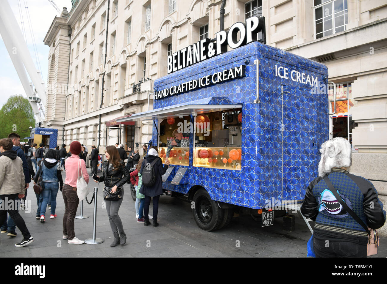 Ice Cream van vor der alten County Hall Gebäude an der South Bank, London April 2019 UK Stockfoto