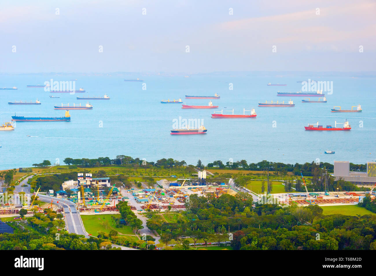 Industrielle Frachtschiffe. Hafen von Singapur Stockfoto