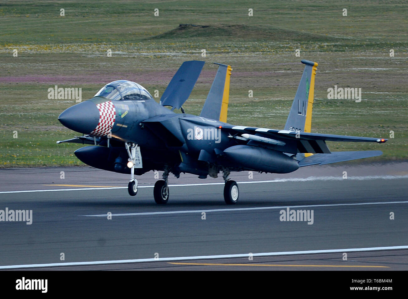 Eine F-15E Strike Eagle der 494th Fighter Squadron zugeordnet malte im Zweiten Weltkrieg Farbschema der P-47 Vorgänger schließt seine Antrittsrede Flug mit Royal Air Force Lakenheath, England, April 26, 2019. Dies ist die dritte von drei Erbe F-15s an der 48th Fighter Wing während einer Überführung zum Gedenken an den 75. Jahrestag des D-Day Invasion in der Normandie, Frankreich anwesend zu sein. (U.S. Air Force Foto/Master Sgt. Eric Burks) Stockfoto