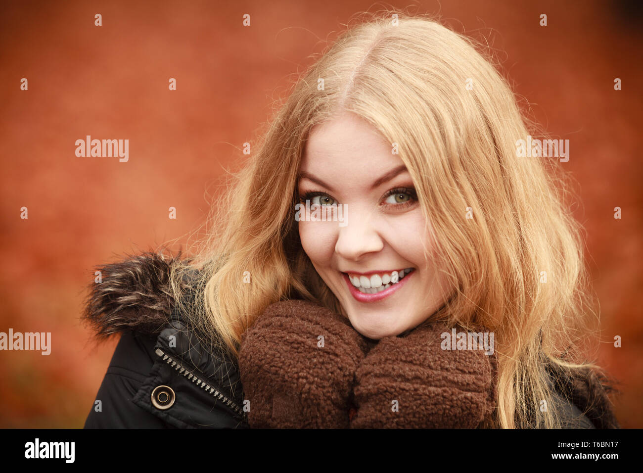 Winter Herbst Mode. Blonde junge Frau in warme Kleidung Braune Handschuhe outdoor Stockfoto