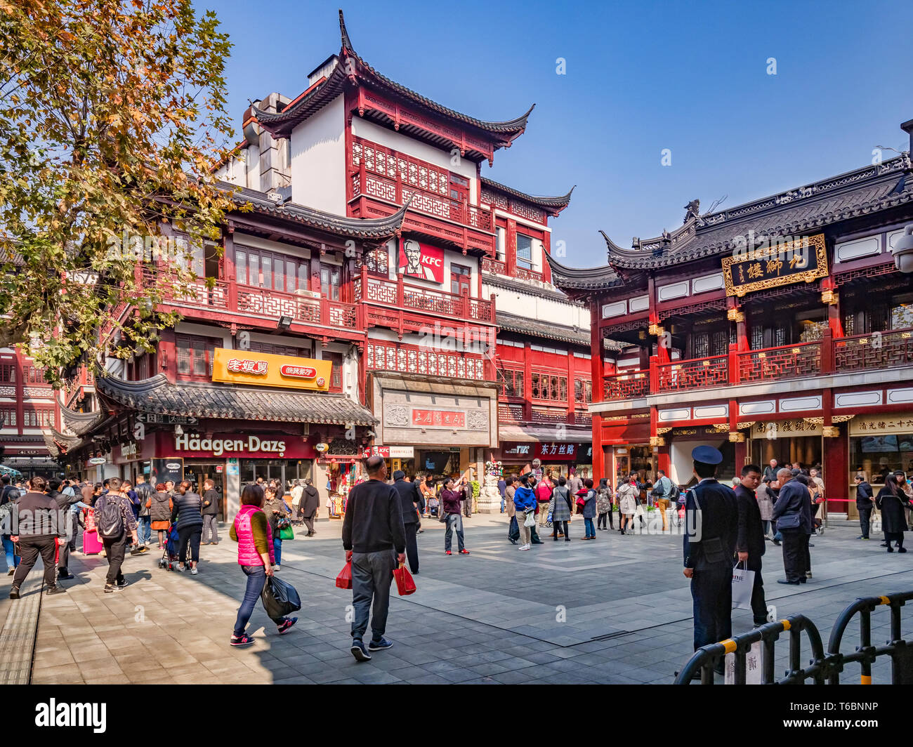 29. November 2018: Shanghai, China - Platz der Altstadt, Einkaufsmöglichkeiten, eine große Sehenswürdigkeit. Stockfoto
