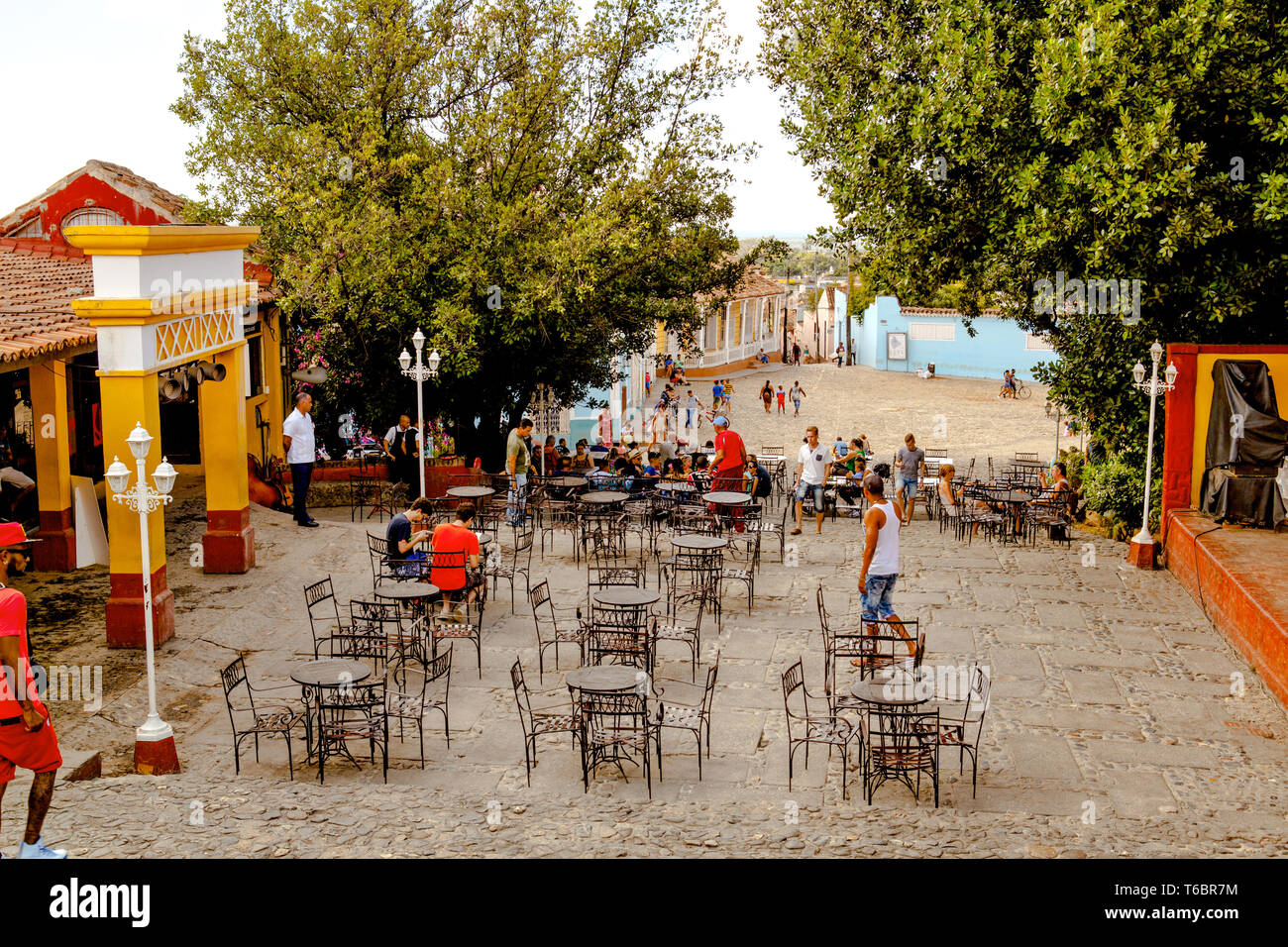 Menschen auf dem Hauptplatz von Trinidad, Kuba Stockfoto