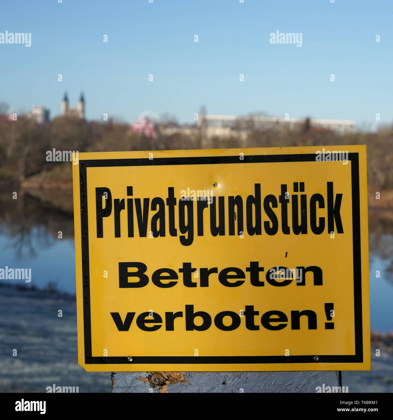Schild mit der Aufschrift Privatbesitz betreten verboten Stockfoto