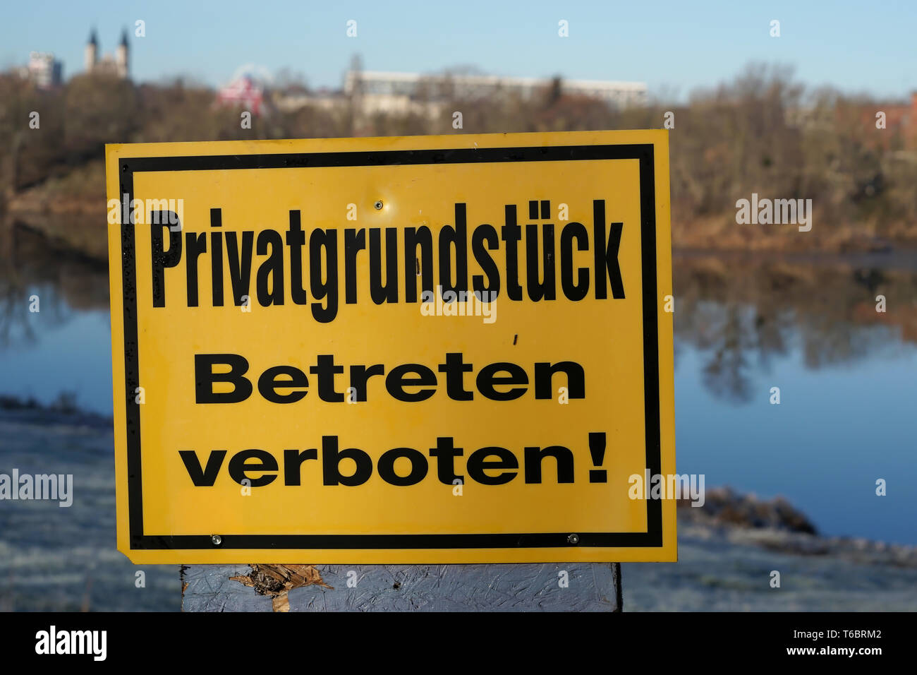 Schild mit der Aufschrift Privatbesitz betreten verboten Stockfoto