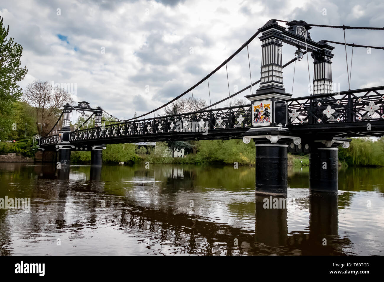 Die Fähre Brücke Fußgängerbrücke über den Fluss Trent an stapenhill Gärten, Burton upon Trent. Staffordshire. England Stockfoto