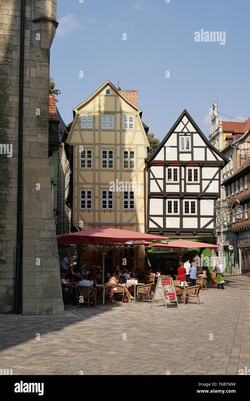 Touristen in einem Cafe in der Altstadt von Quedlinburg. Stockfoto