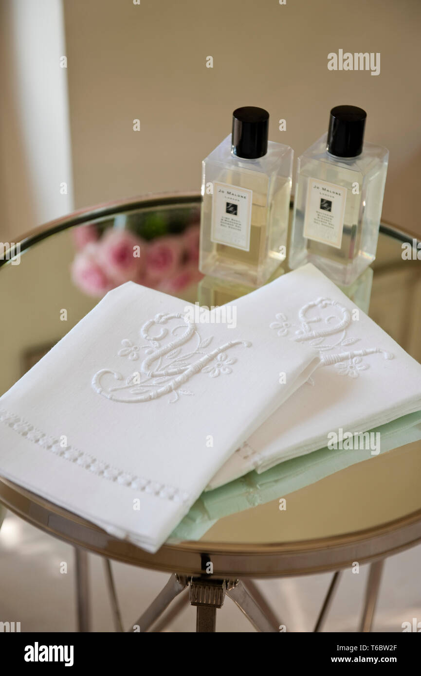 Bestickte Tuch und Flaschen auf dem Tisch Stockfoto