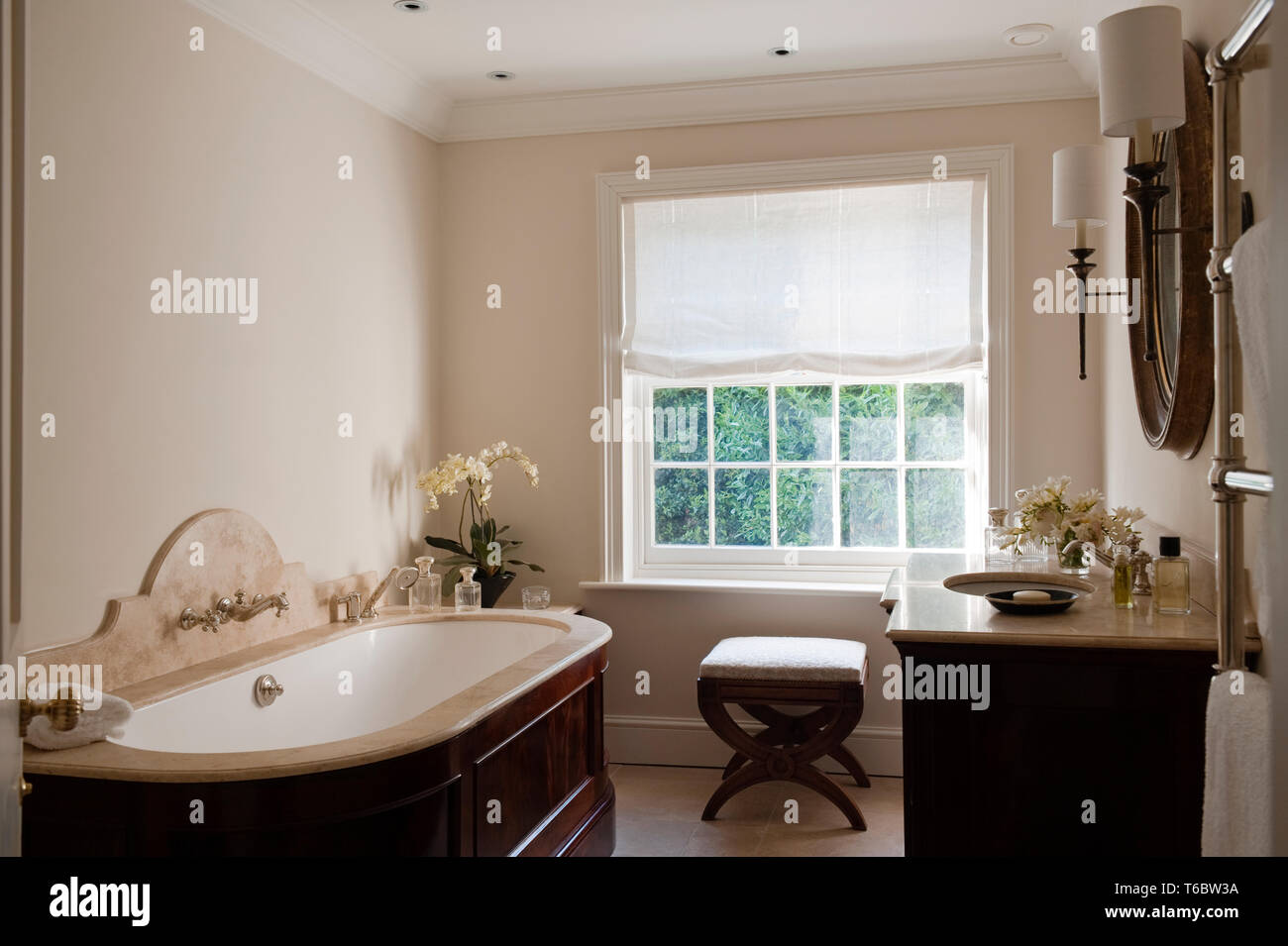 Elegantes Badezimmer mit Holzmöbeln Stockfoto