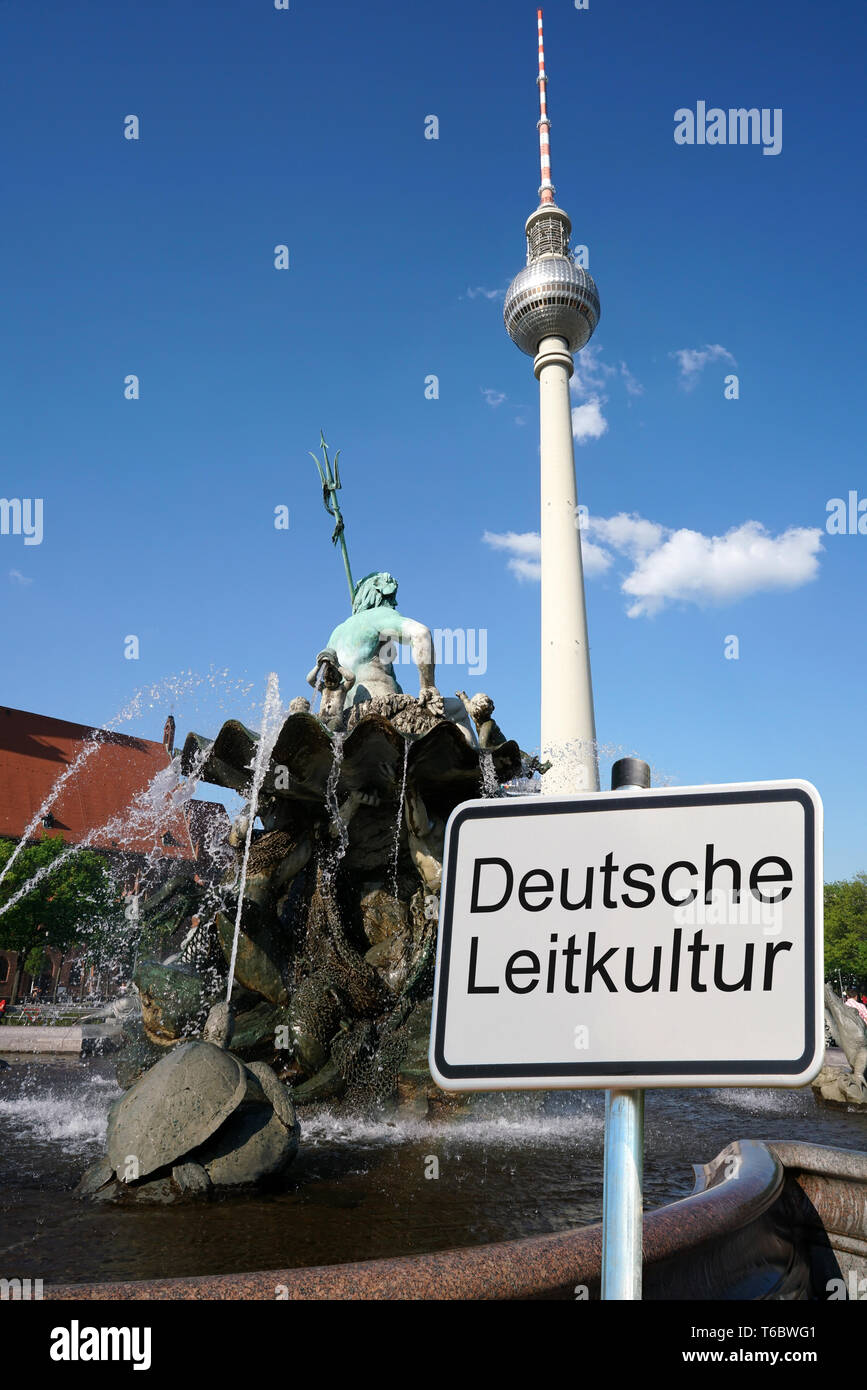 Schild mit den Worten der deutschen Leitkultur Stockfoto