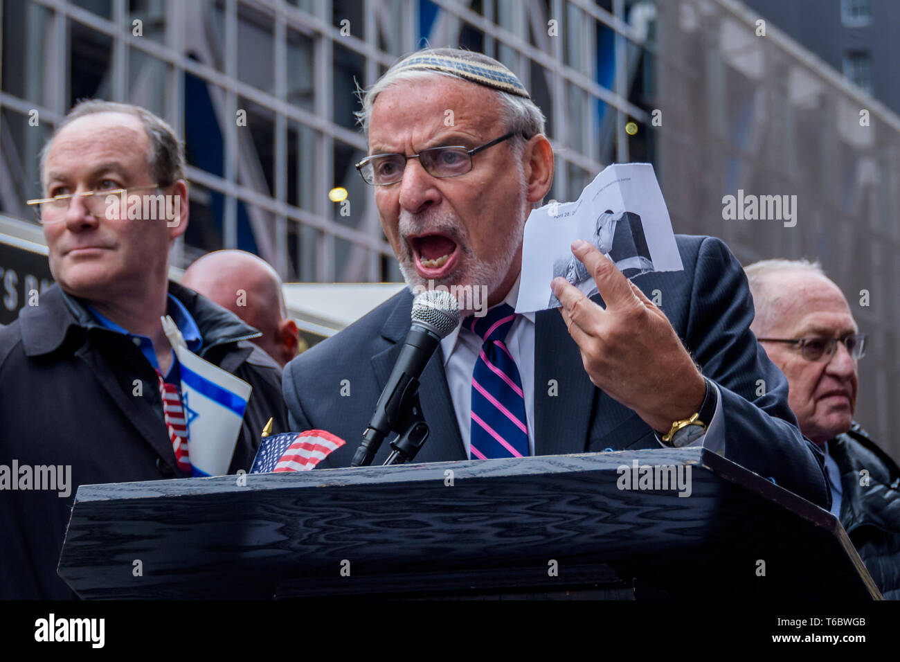 New York, Vereinigte Staaten. 29 Apr, 2019. Abgeordnet Dov Hikind-jüdischen Organisationen ein Protest am Montag, April 29, 2019 außerhalb der New York Times Büros, über die angebliche antisemitische Karikatur in der Zeitung, der israelische Ministerpräsident Benjamin Netanjahu wie ein Hund an der Leine von einem blinden Präsident Donald Trump gehalten veröffentlicht. Credit: Erik McGregor/Pacific Press/Alamy leben Nachrichten Stockfoto