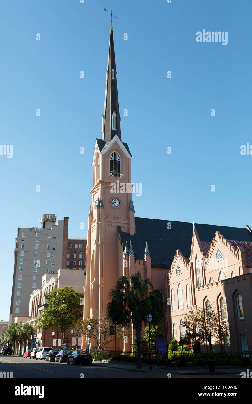 St. Matthäus-Kirche in Charleston, South Carolina, USA. Der Turm überragt die King Street. Stockfoto