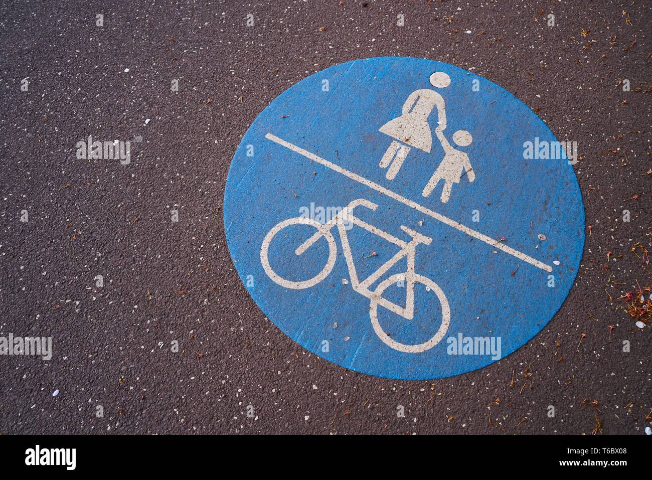 Weg für Radfahrer und Fußgänger in der Stadt Magdeburg Stockfoto